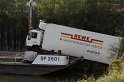 LKW faehrt in den Rhein Langel Hitdorf Faehre P484